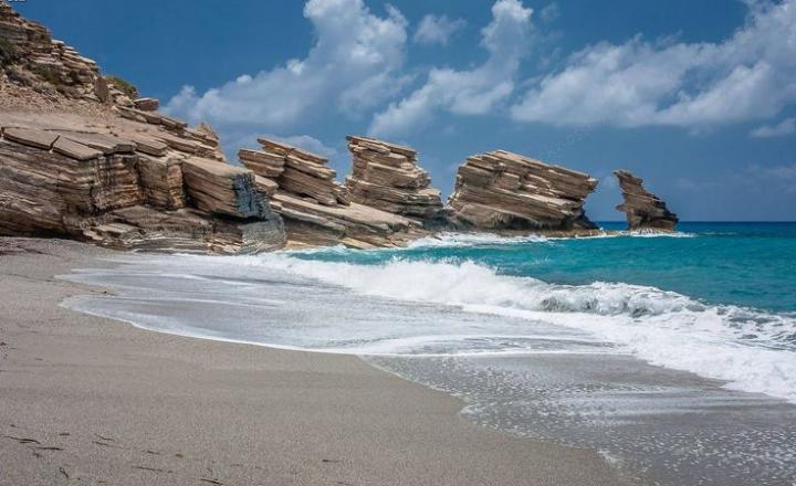 Триопетра один из самых известных пляжей Крита