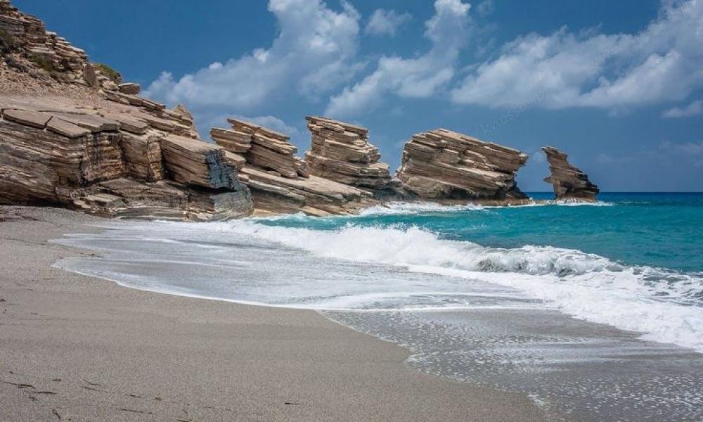 Триопетра один из самых известных пляжей Крита